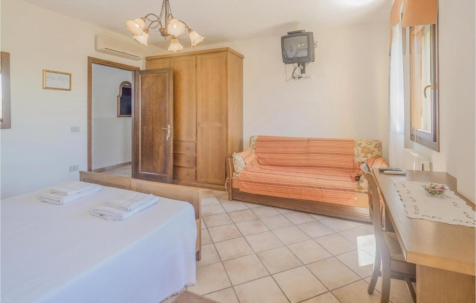 Awesome Home In Ariano Nel Polesine With Kitchen San Basilio Exterior photo