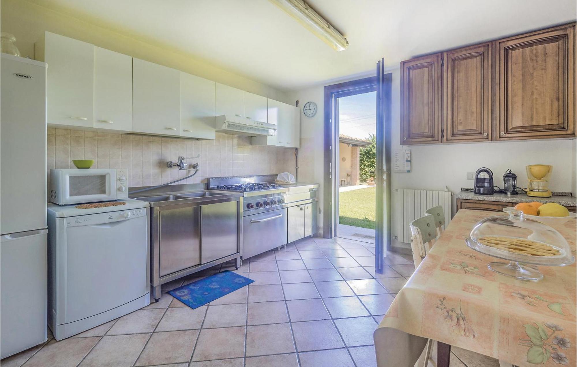Awesome Home In Ariano Nel Polesine With Kitchen San Basilio Exterior photo